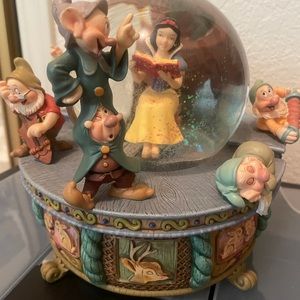 Disney Snow White snow globe